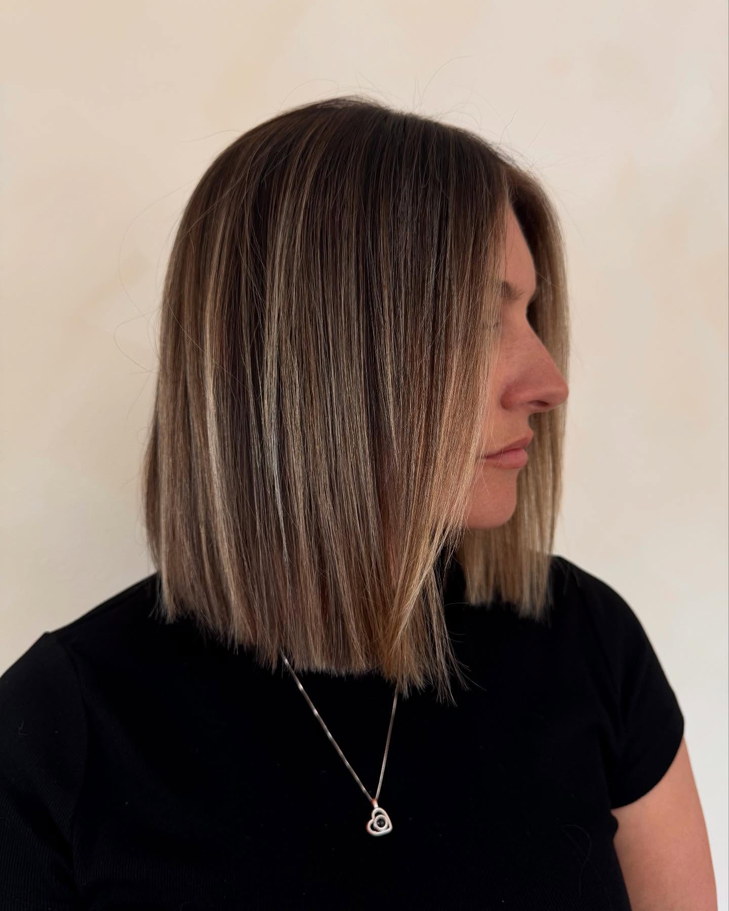 Soft Angled Collarbone Lob with Subtle Caramel Face-Framing