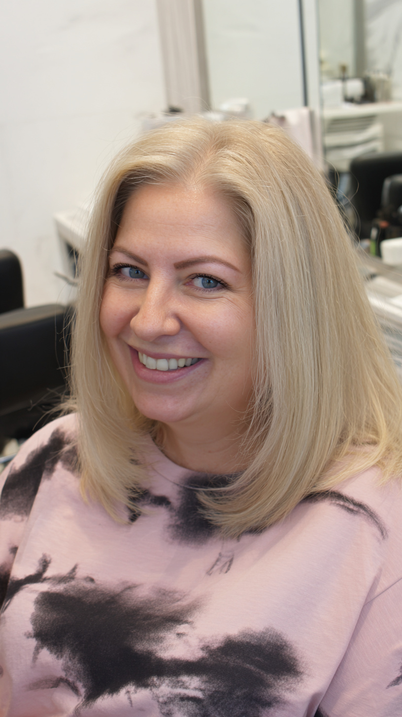 Soft Shoulder-Length Blonde Bob with Subtle Interior Layers