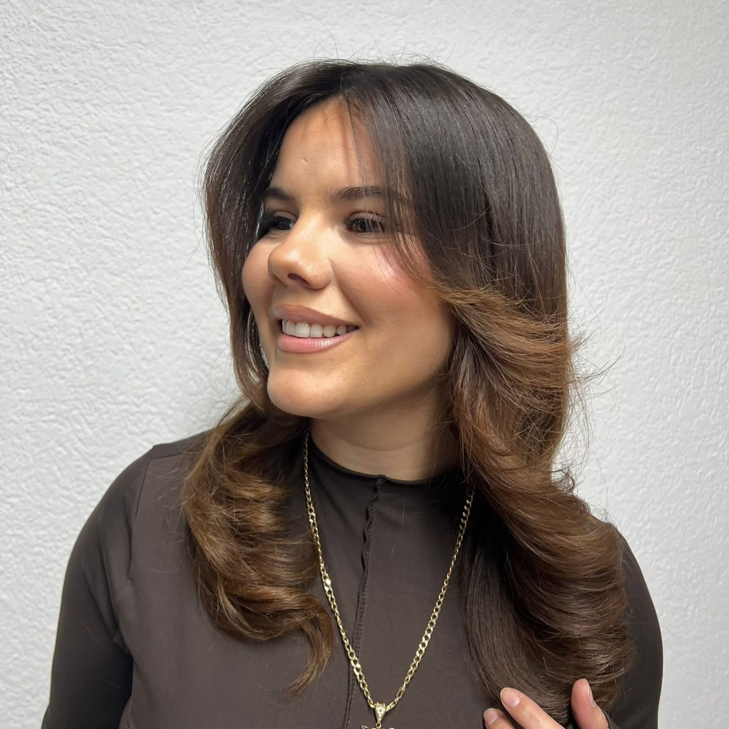 Warm Chestnut Mid-Chest Layers with Feathered Face-Frame and Round-Brush Blowout