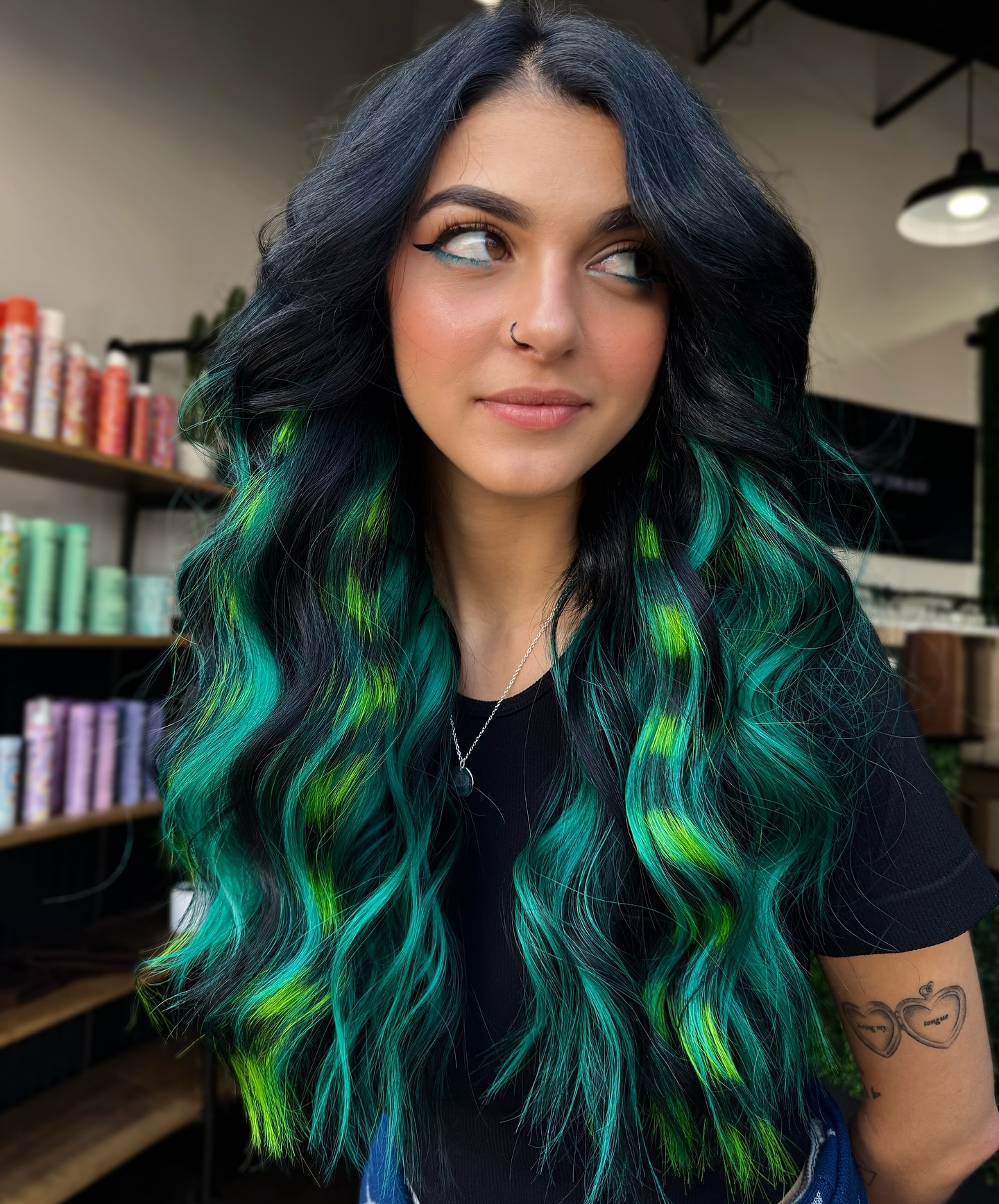 Emerald-Teal Face-Framing Slices on Long Layered Waves