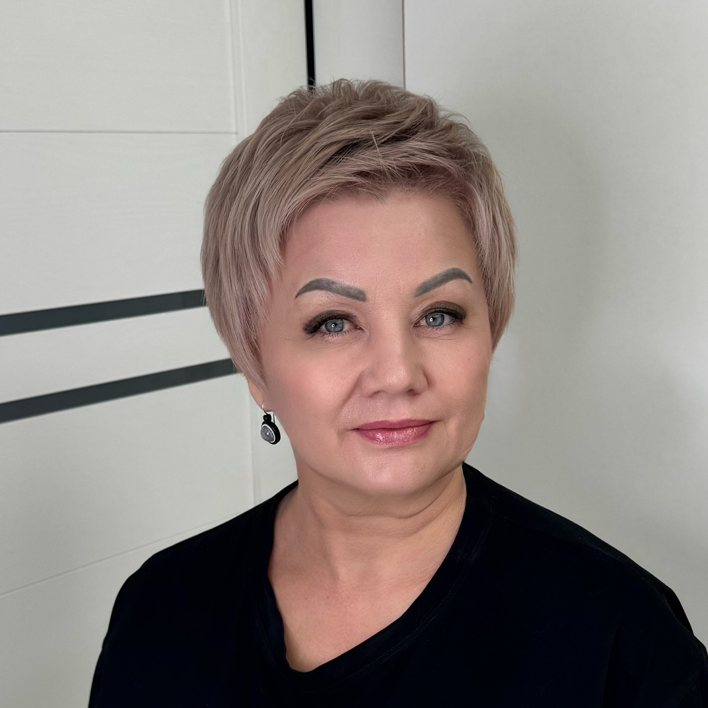 Soft Rose-Ash Pixie with Crown Graduation and Tapered Perimeter