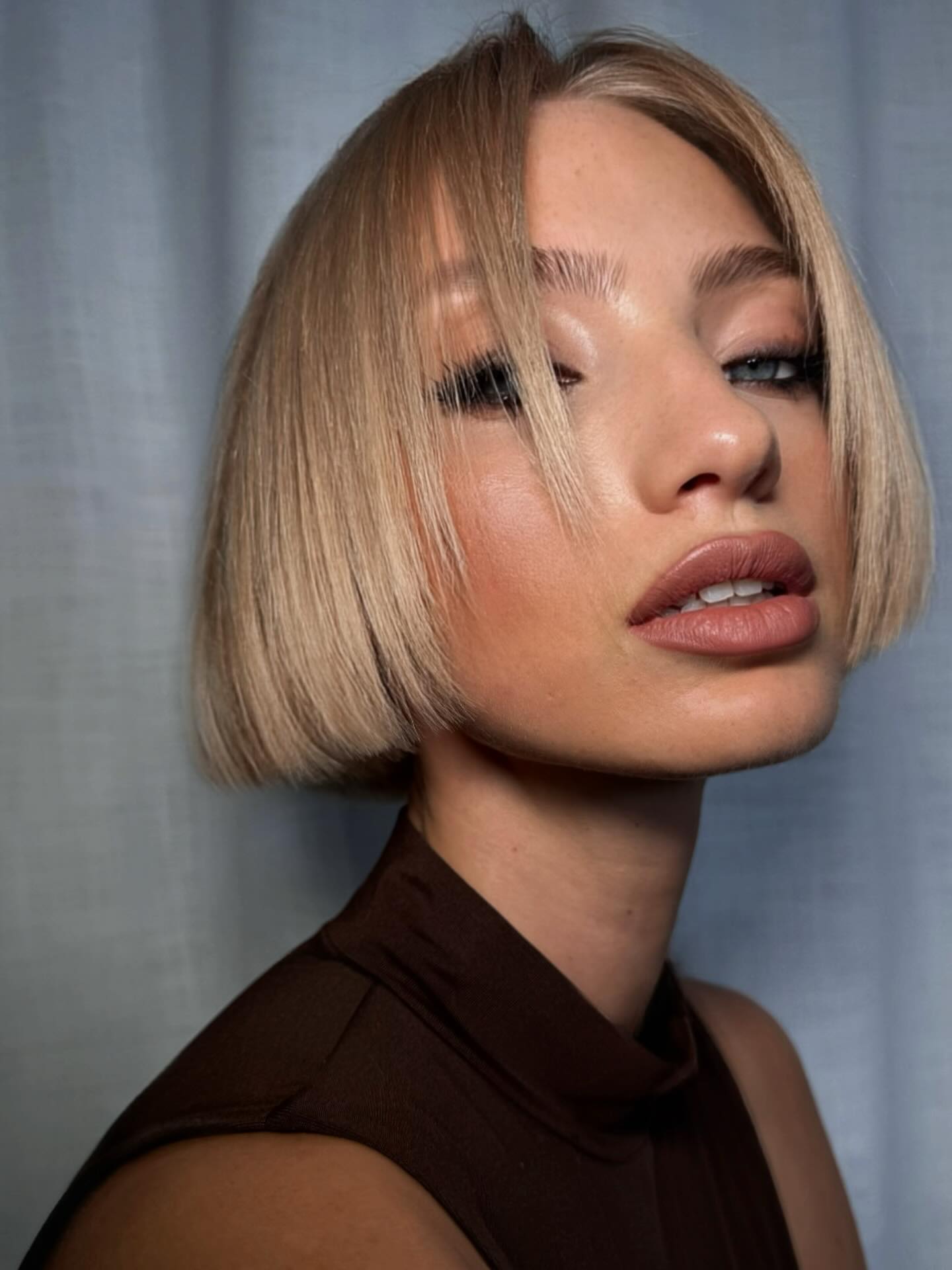 Crisp Jaw-Grazing Micro Bob with Delicate Center-Slit Fringe