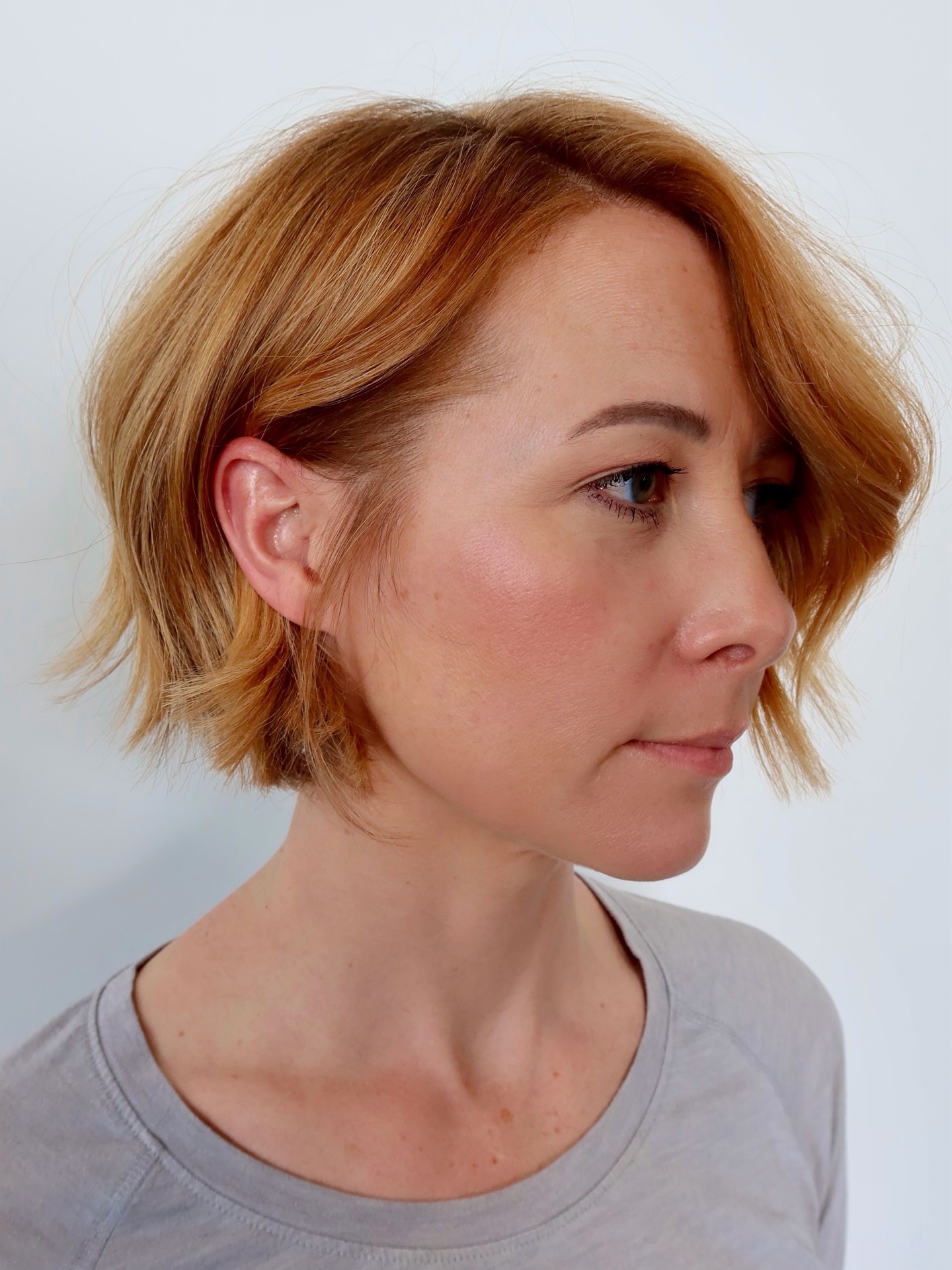 Wavy Jaw-Grazing Micro Bob with Subtle Root Smudge