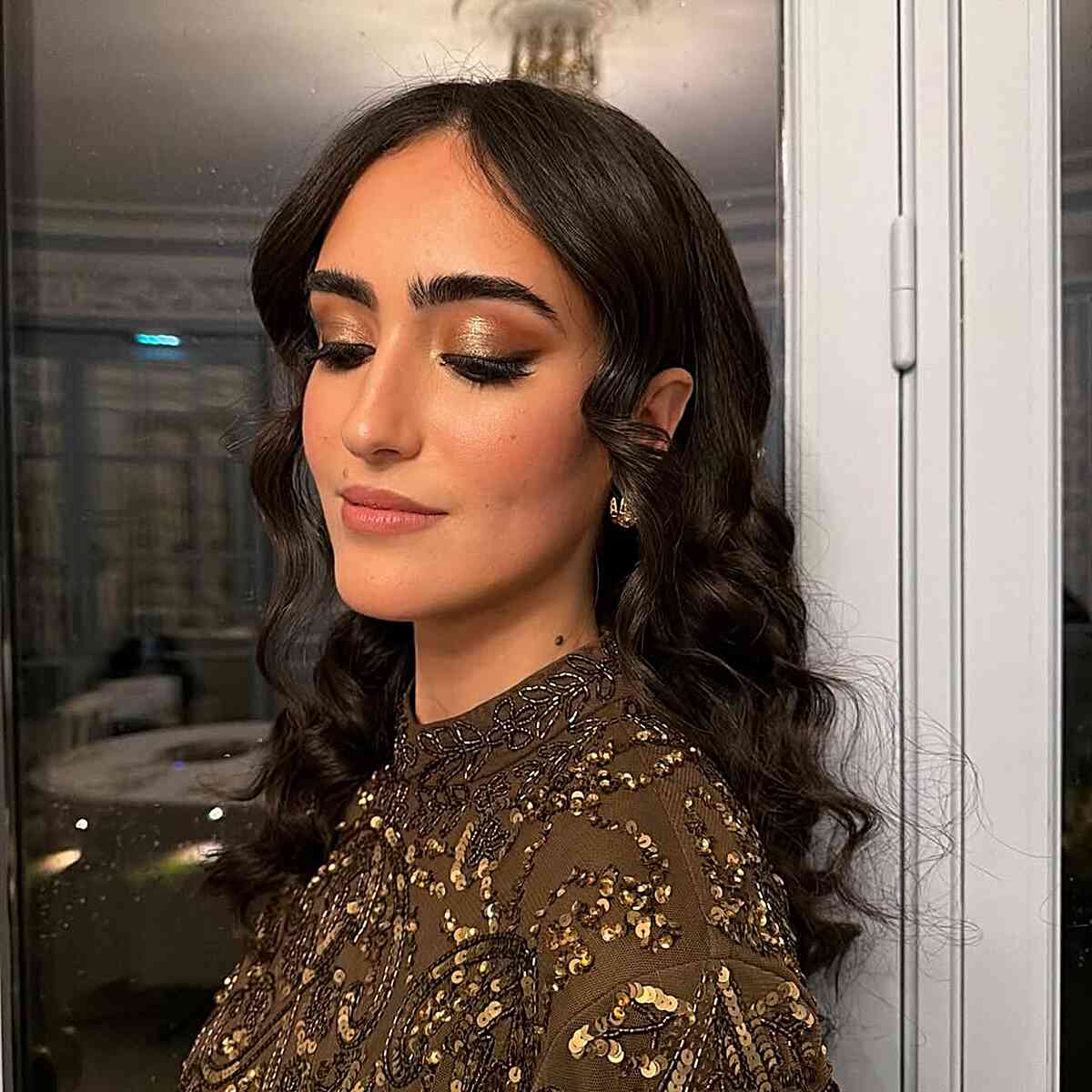 Elegant Wavy Hair with Face-Framing Curls