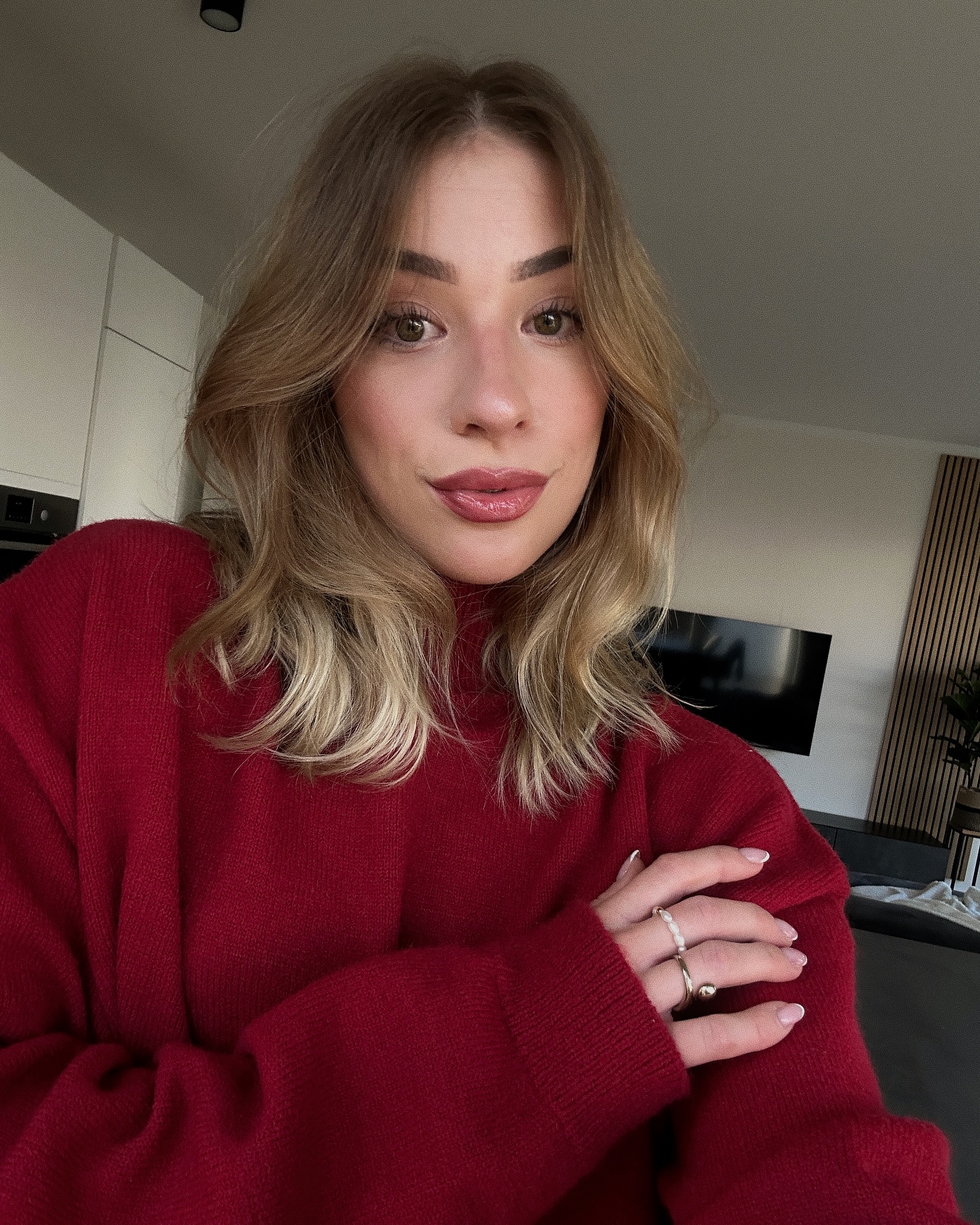 Lived-In Bronde Mid-Lob with Soft Face-Framing Curtain