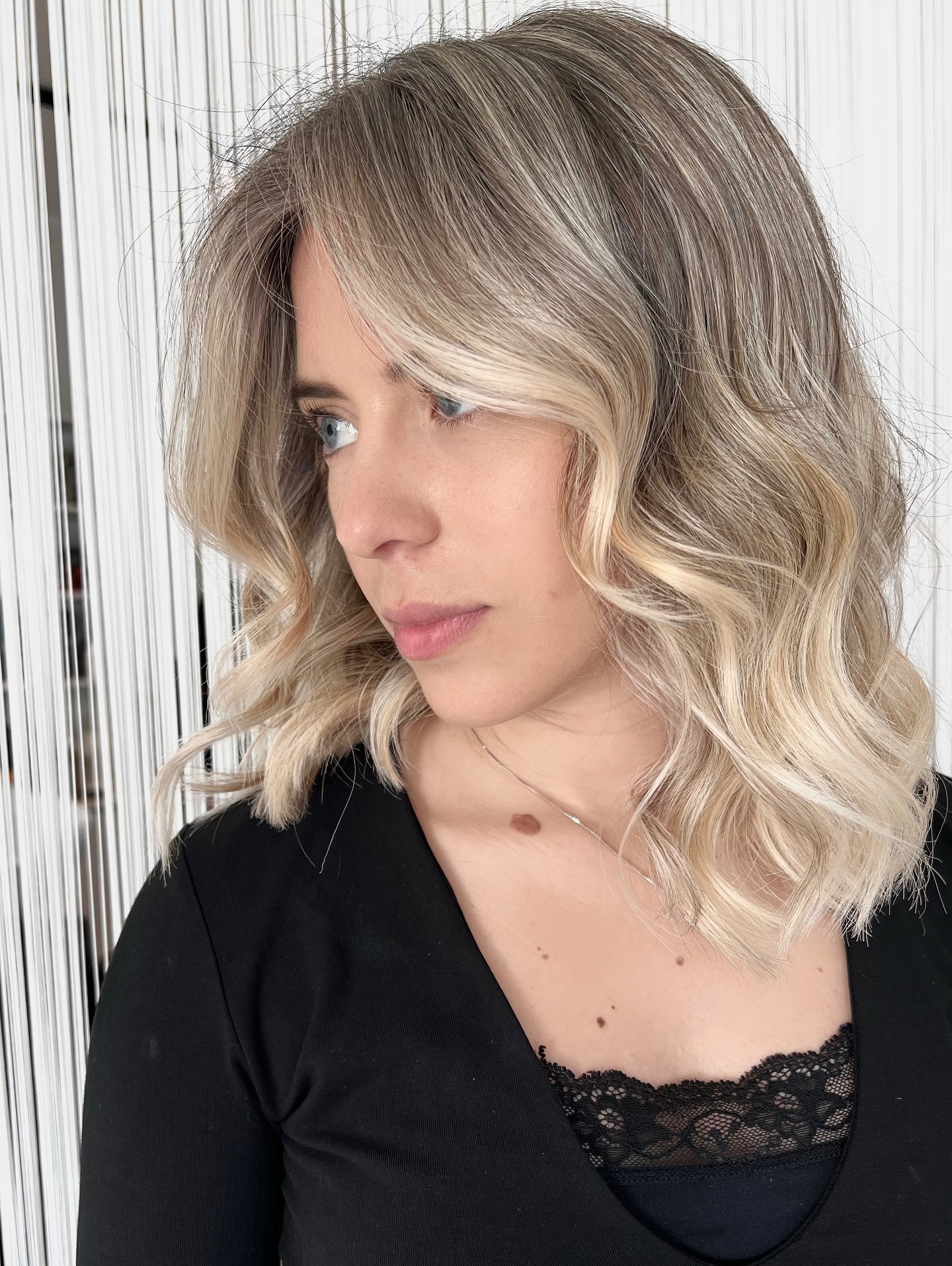 Soft Bronde Shoulder-Grazing Lob with Piecey Face-Framing Curtain Bangs