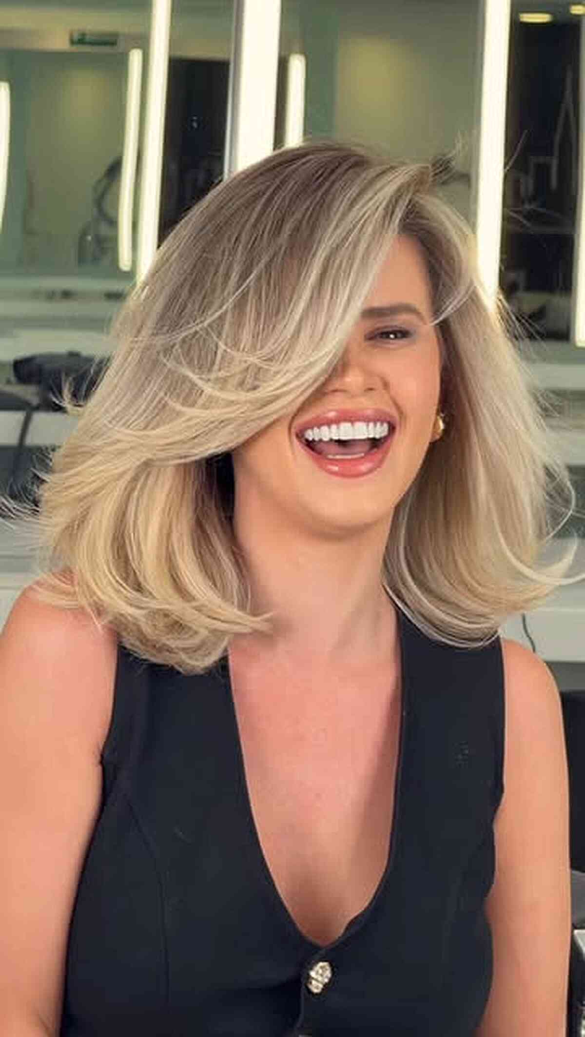 Luxurious Medium-Length Blonde Blowout