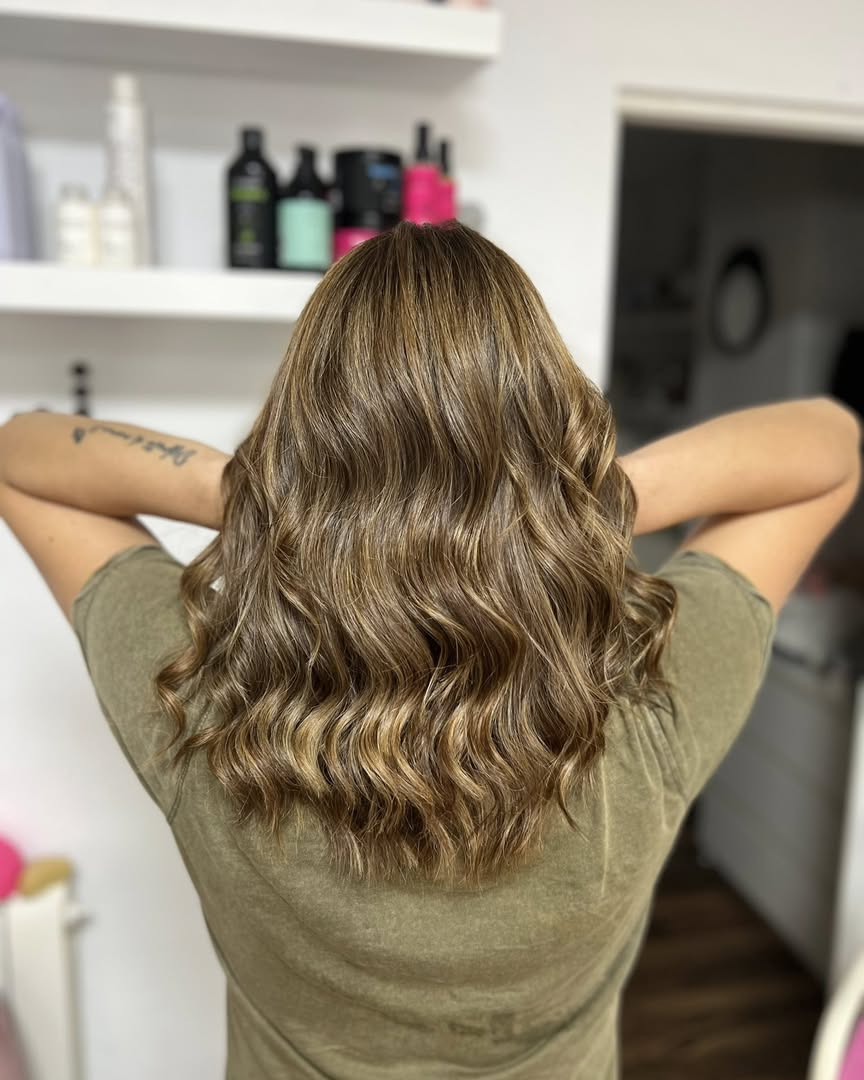 Warm Bronde Shoulder-Length Waves with Subtle Babylights