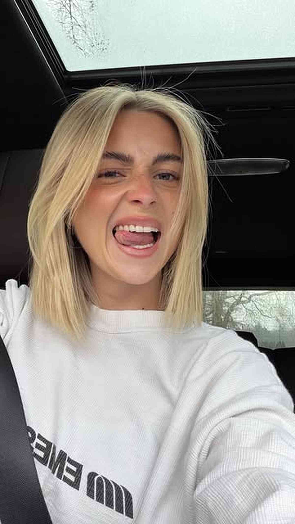 Creamy Blonde Blunt Collarbone Bob