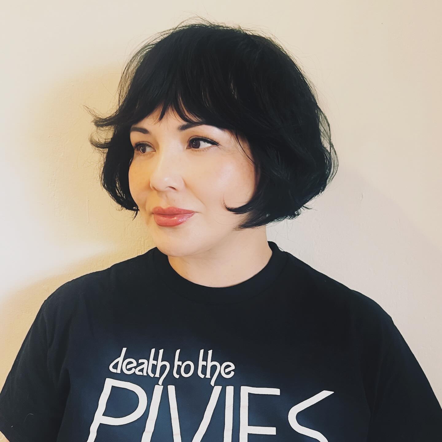 Rounded Razor-Textured Chin-Length Bob with Feathered Mini Fringe
