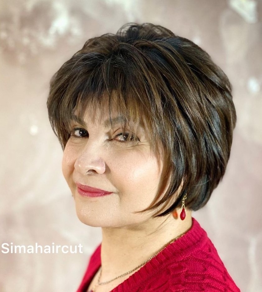 Chic Layered Bob with Subtle Highlights