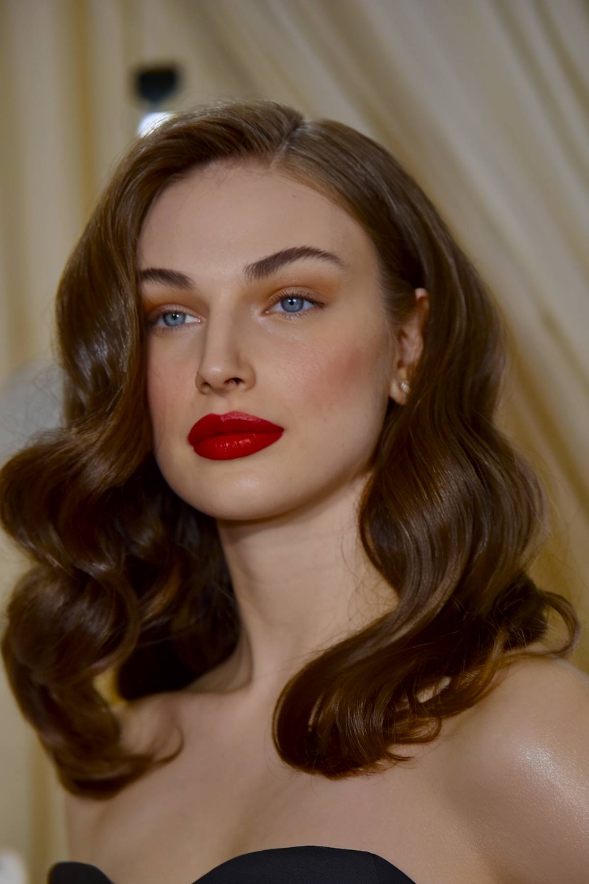 Prom wavy hairstyle with glamorous vintage waves