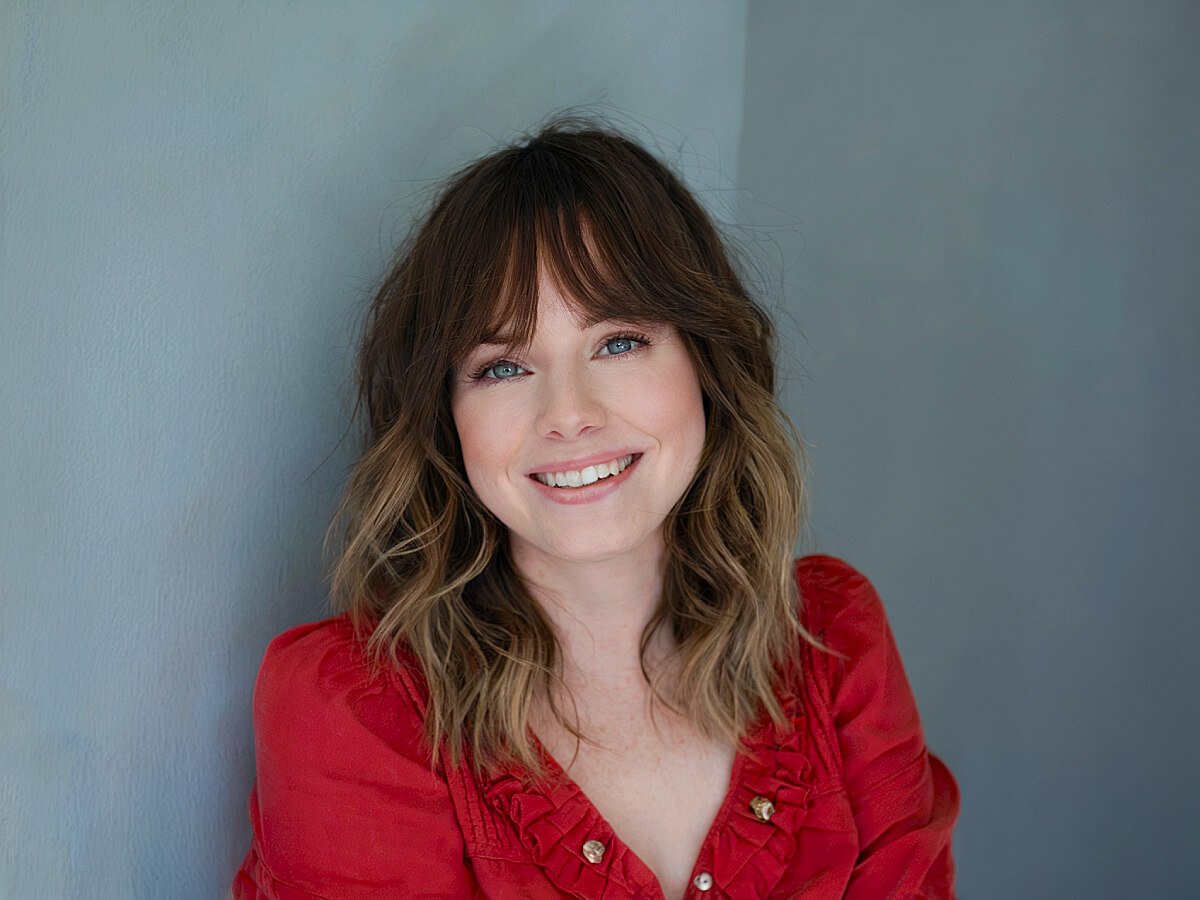 Gorgeous wavy hair with bangs for round faces