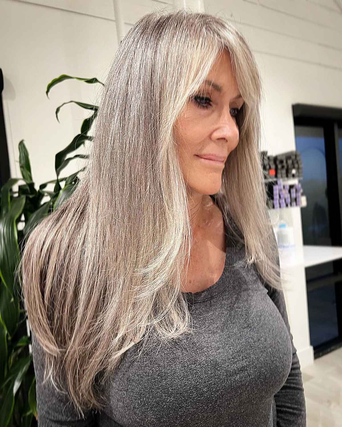 Balayage gris para cabello más largo para mujeres mayores de sesenta años