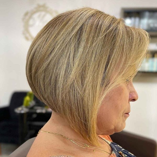 18 Face-Slimming Hairstyles for Women Over 50 and Overweight