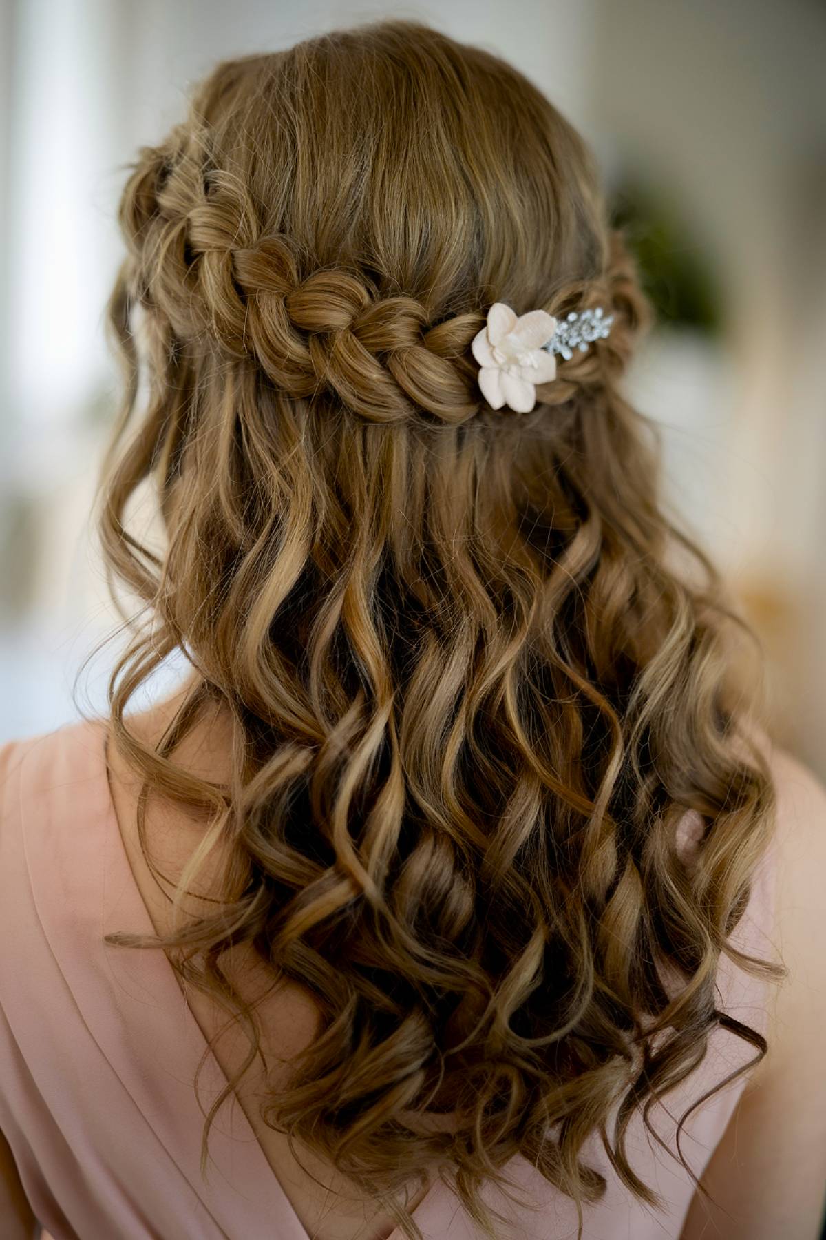 Half-up half-down bridesmaid hairstyle with big curls