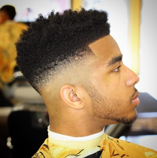 High Top Fade dengan Garis Rambut yang Ditentukan untuk Pria Kulit Hitam dengan Afro