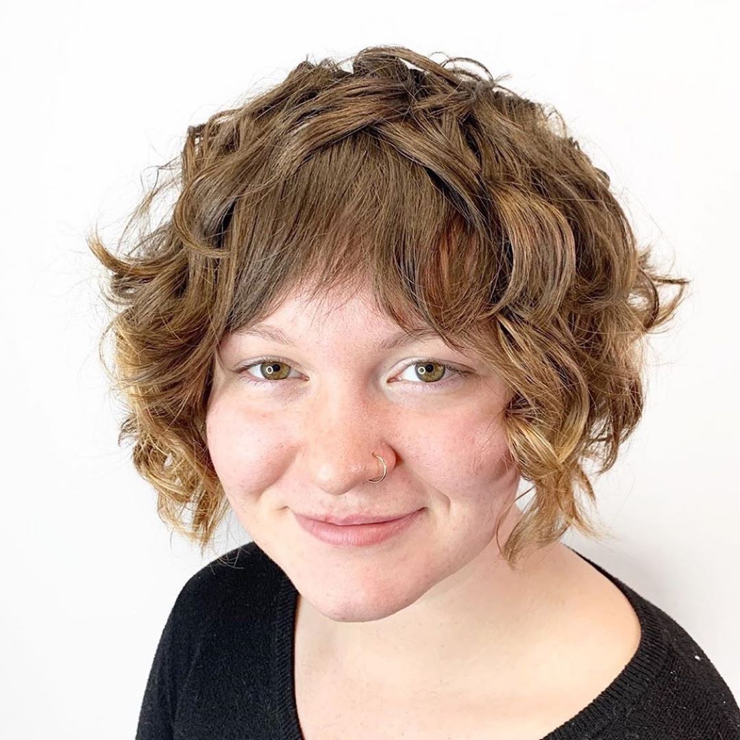 23 Flattering Short Haircuts for Oval Faces in 2025