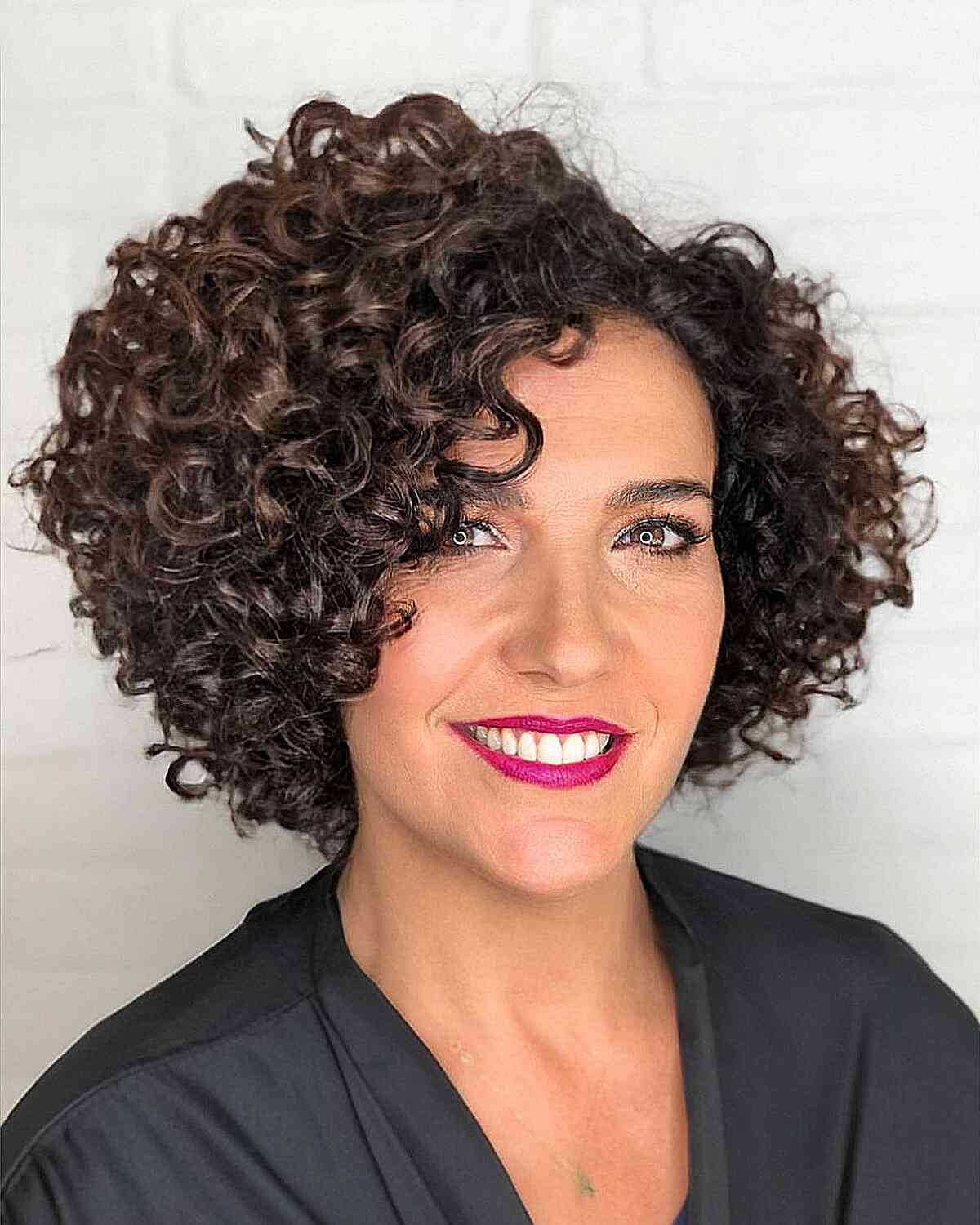 Jaw-Length Curls with a Side Parting