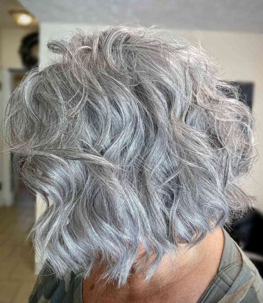 23 Flattering Short Hairstyles for Women In Their 60s with Grey Hair