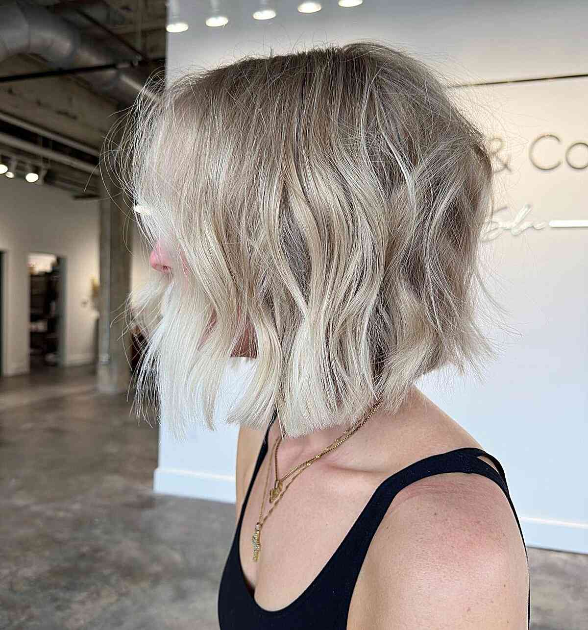Lived-in Blonde Wavy Short Bobbed Hair with Money Piece
