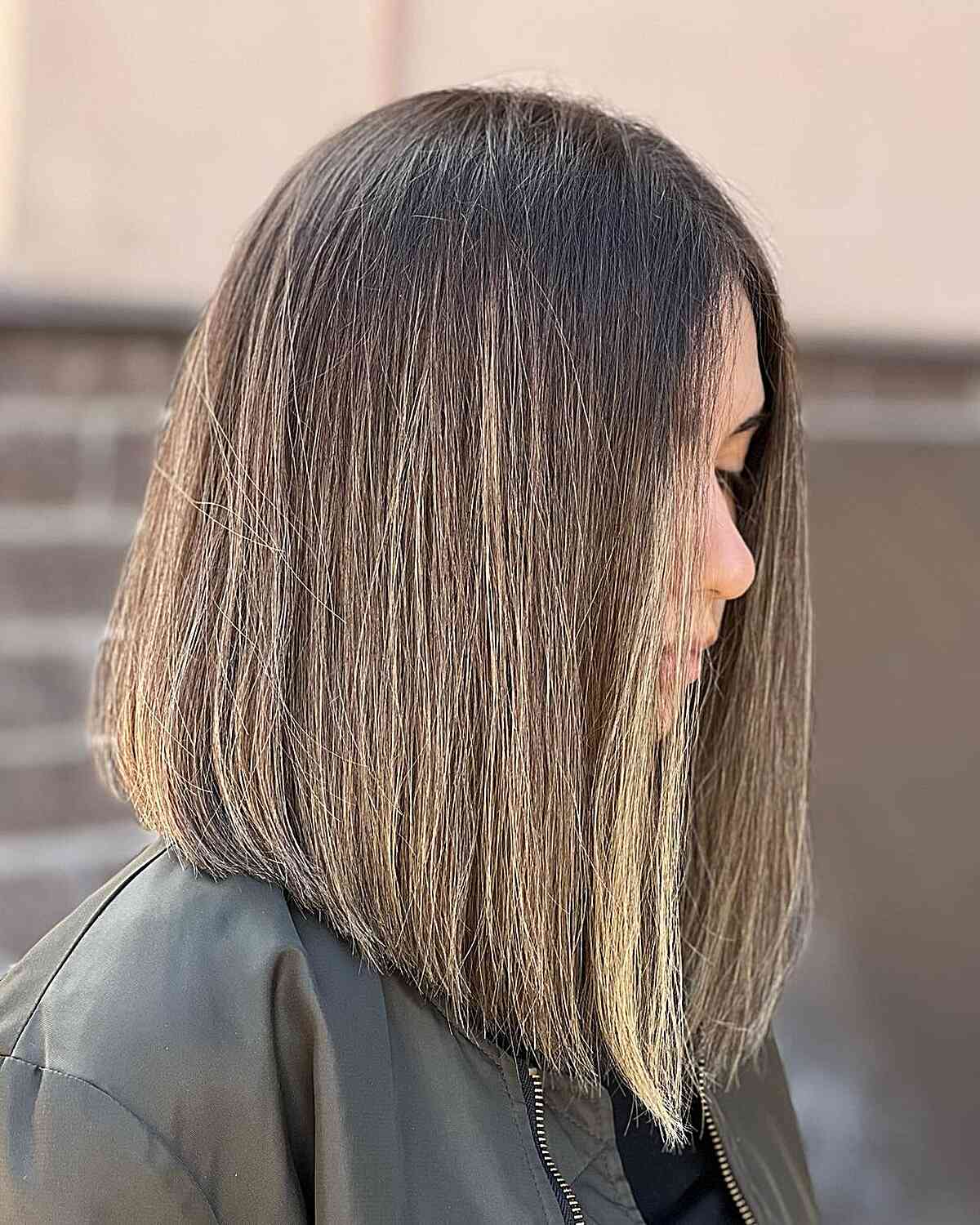 Long Bob for a Round Face with Sun-Kissed Highlights