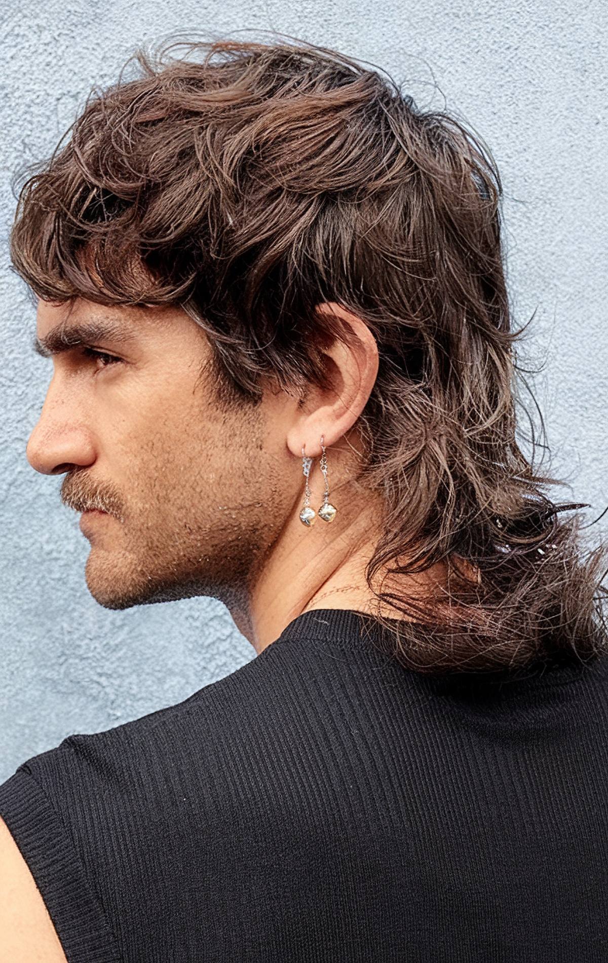 Long shaggy mullet hairstyle for men