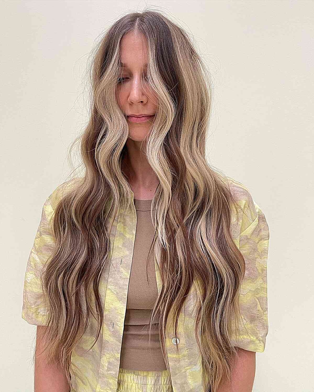 Long Waves and Y2K Chunky Blonde Highlights on Brunette Hair