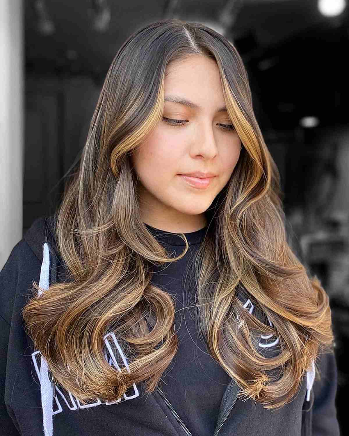 Long Wavy Layers with Face-Framing Highlights