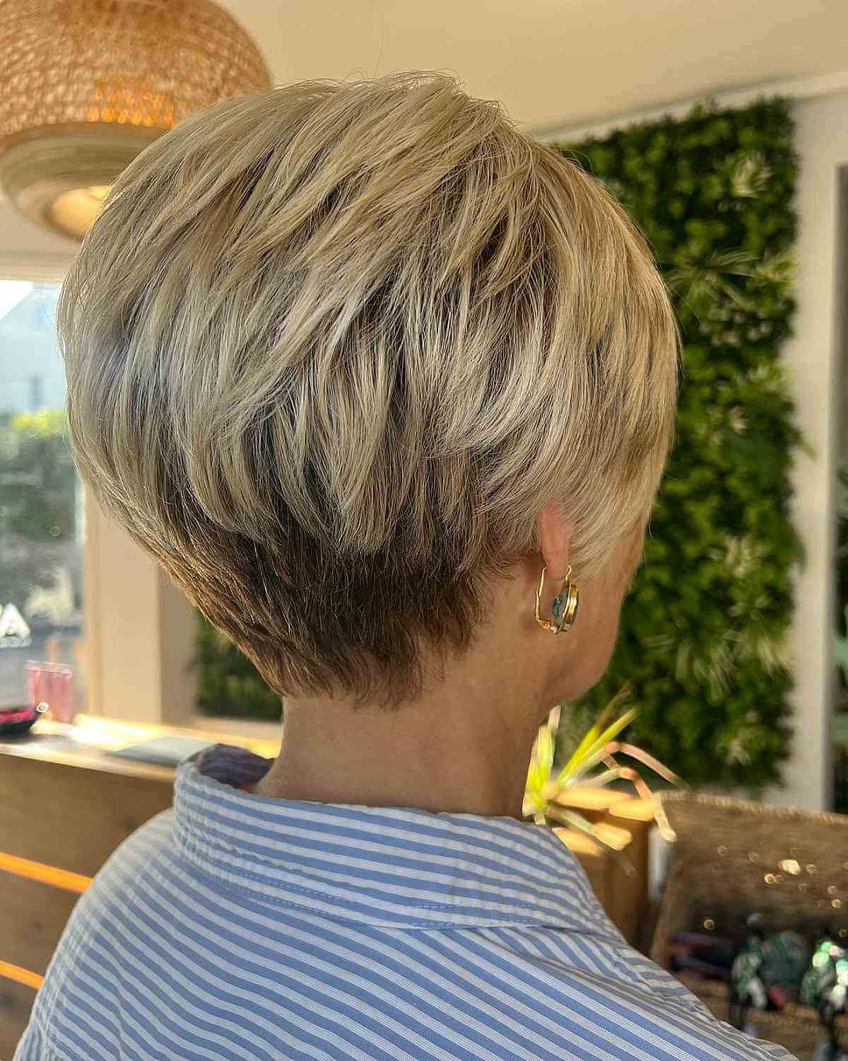 Lovely Tapered Bixie con raíces oscuras