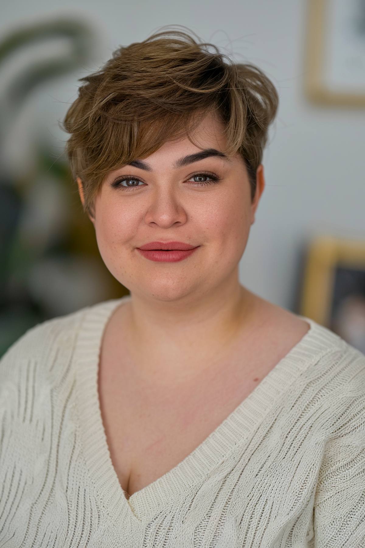 Low-maintenance pixie haircut for plus size women with a round face