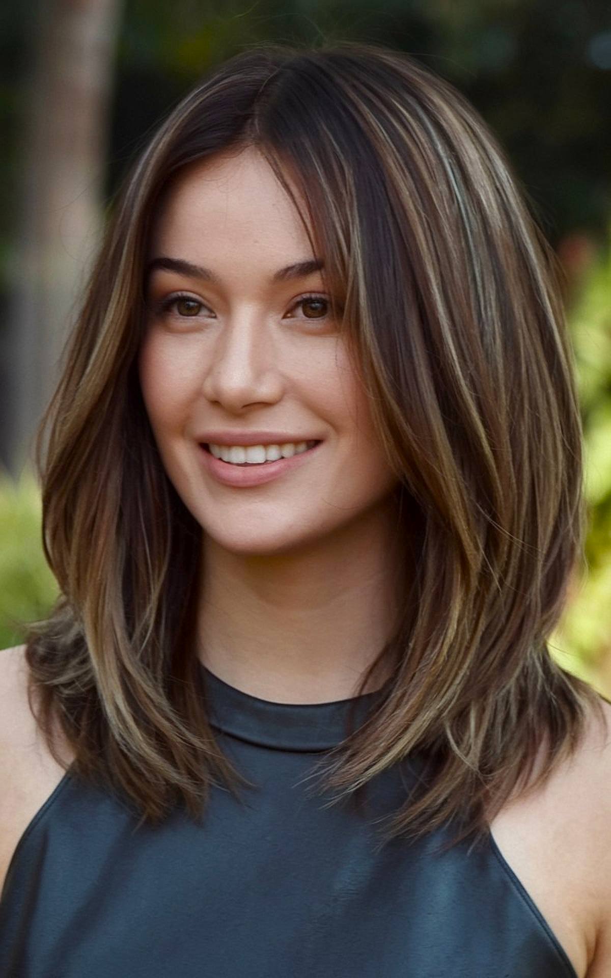 Medium-length haircut with layers, perfect for thick hair, adding movement and shape