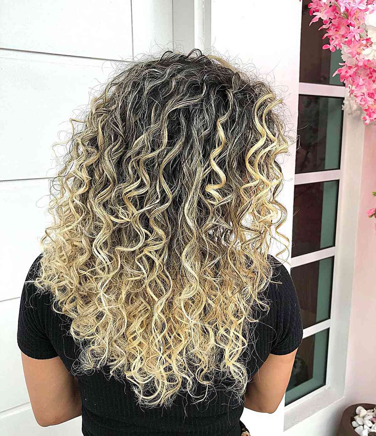 Medium-Length Curly Vanilla Blonde Balayage with Dark Roots
