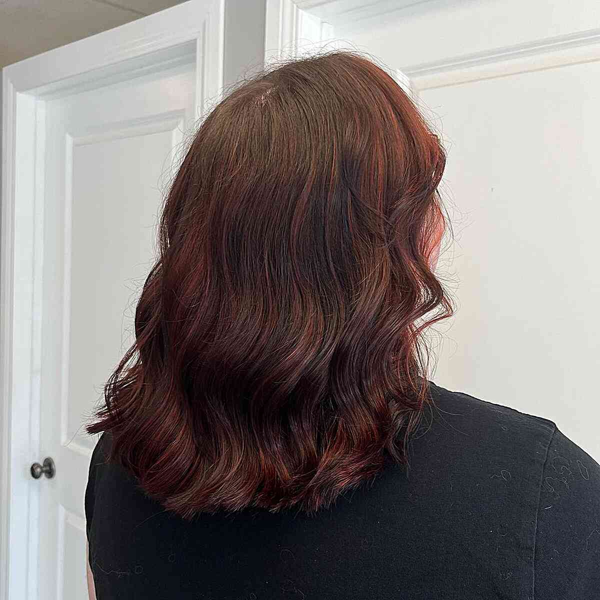 Mid-Length Brunette Hair with Red-Toned Soft Highlights