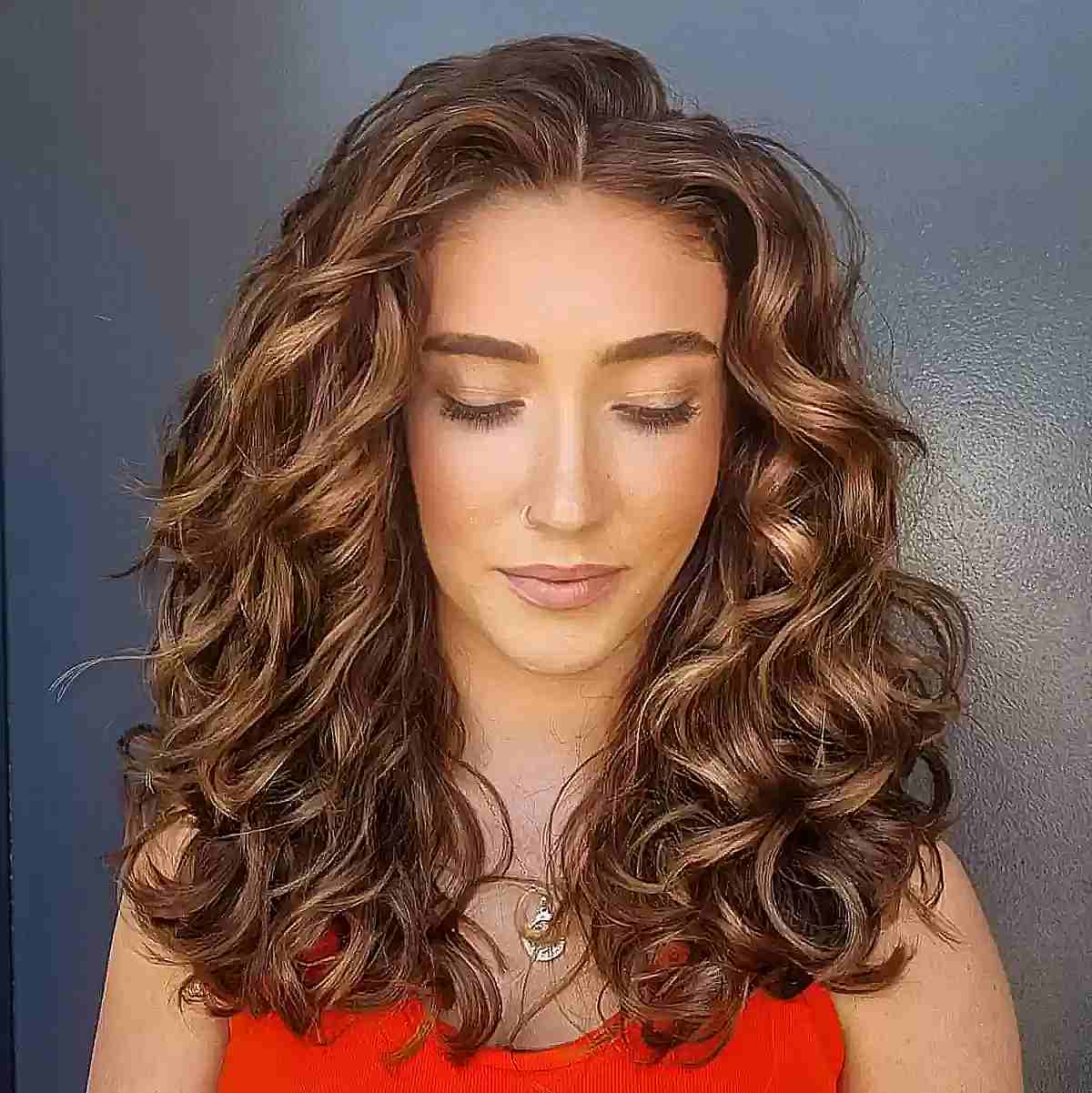 Mid-Length Curled Hairstyle with Inner and Perimeter Layers and Texture