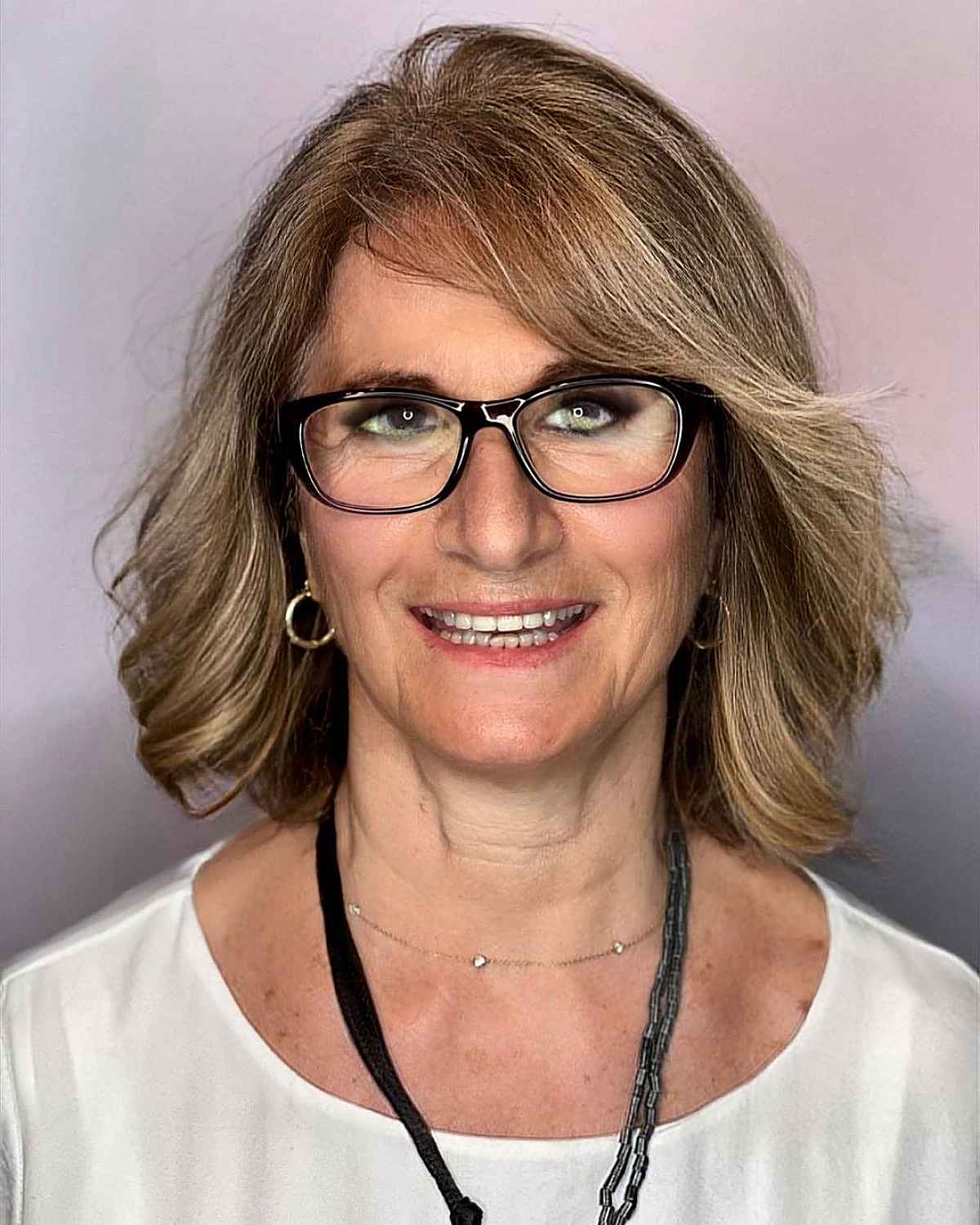 Mid-Length Cut for Women with Small Glasses