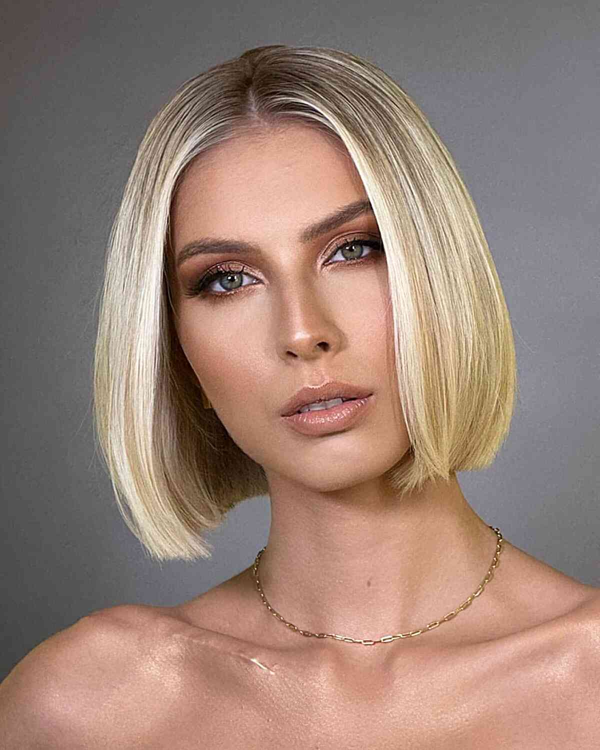 Short Middle Part Slob with Smooth Ends for Women's Fine Hair