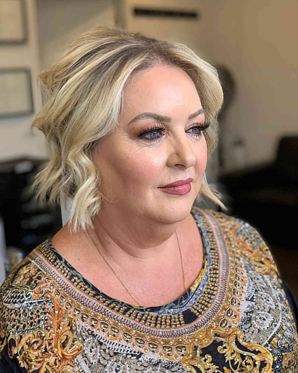 Bob with Effortless Waves for Women with a Double chin and a middle part