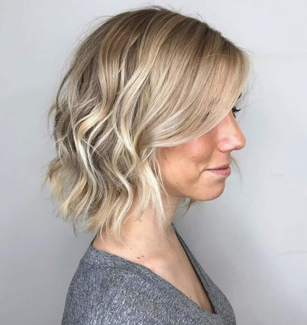 Short camelback blonde hairstyle