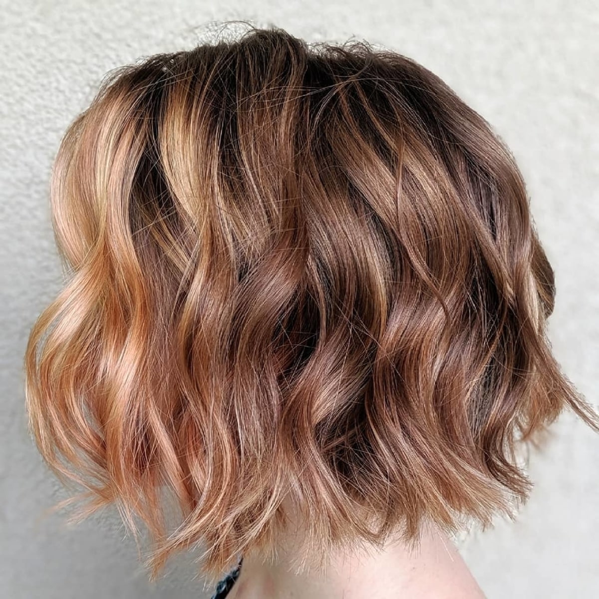 Textured wavy hairstyle for bridesmaid with short hair