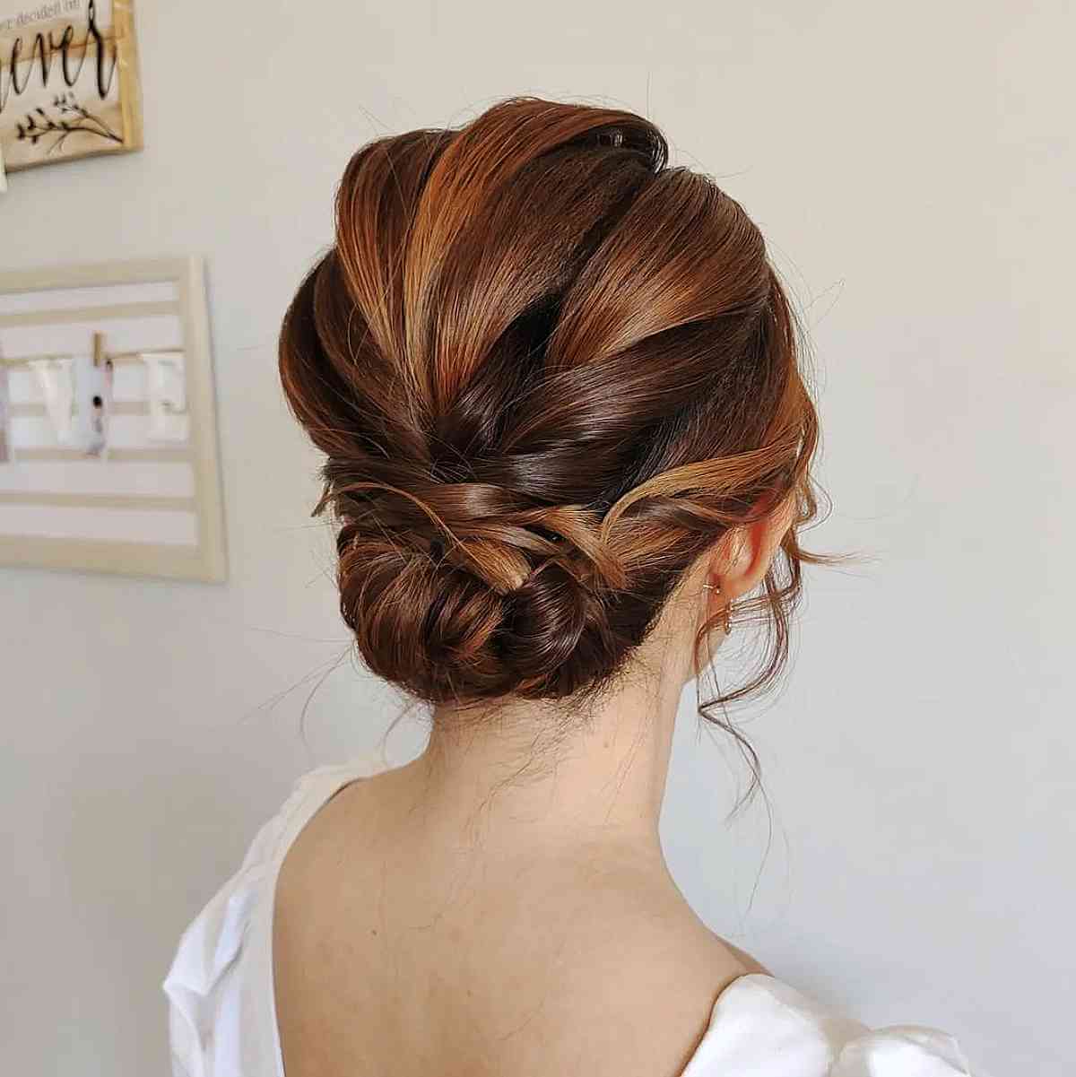 Chic and Timeless Short Hairstyle for a Wedding