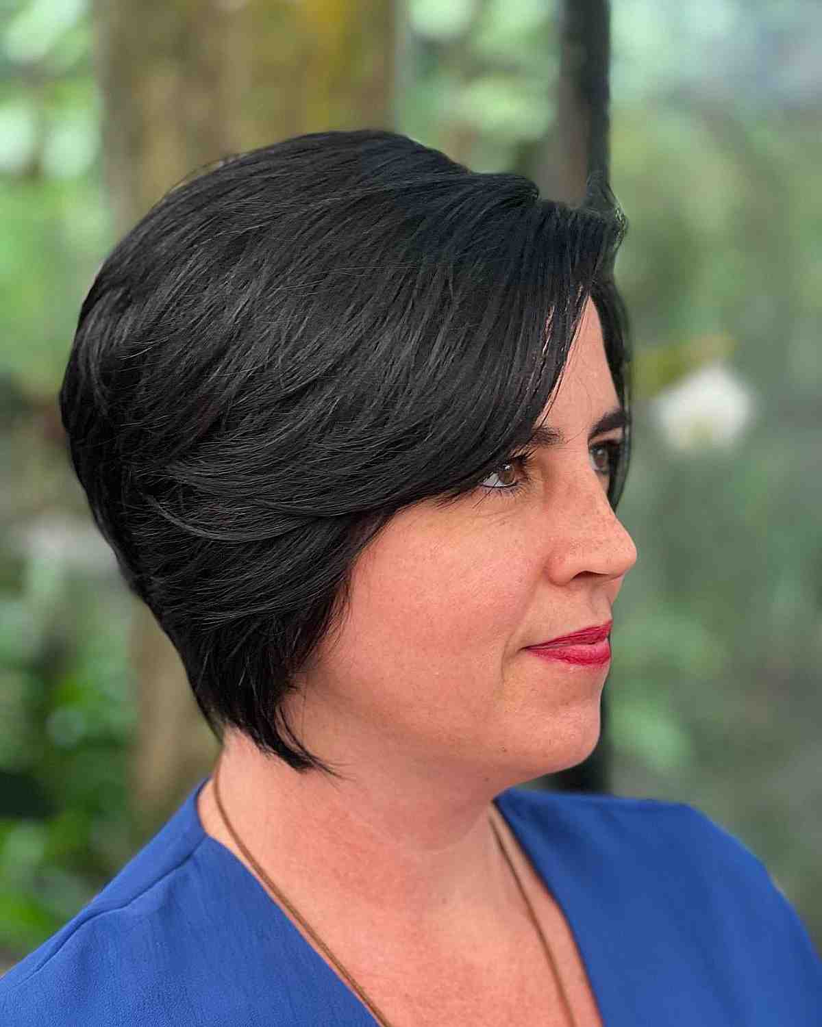 Chic Black Pixie-Bob Hairstyle for Women in Their 40s