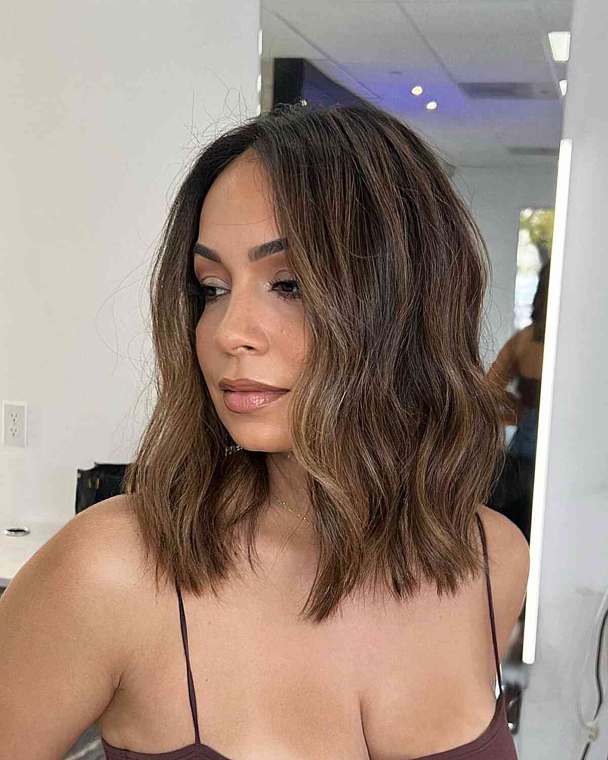 Chic Brunette Medium-Length Bob with Subtle Highlights