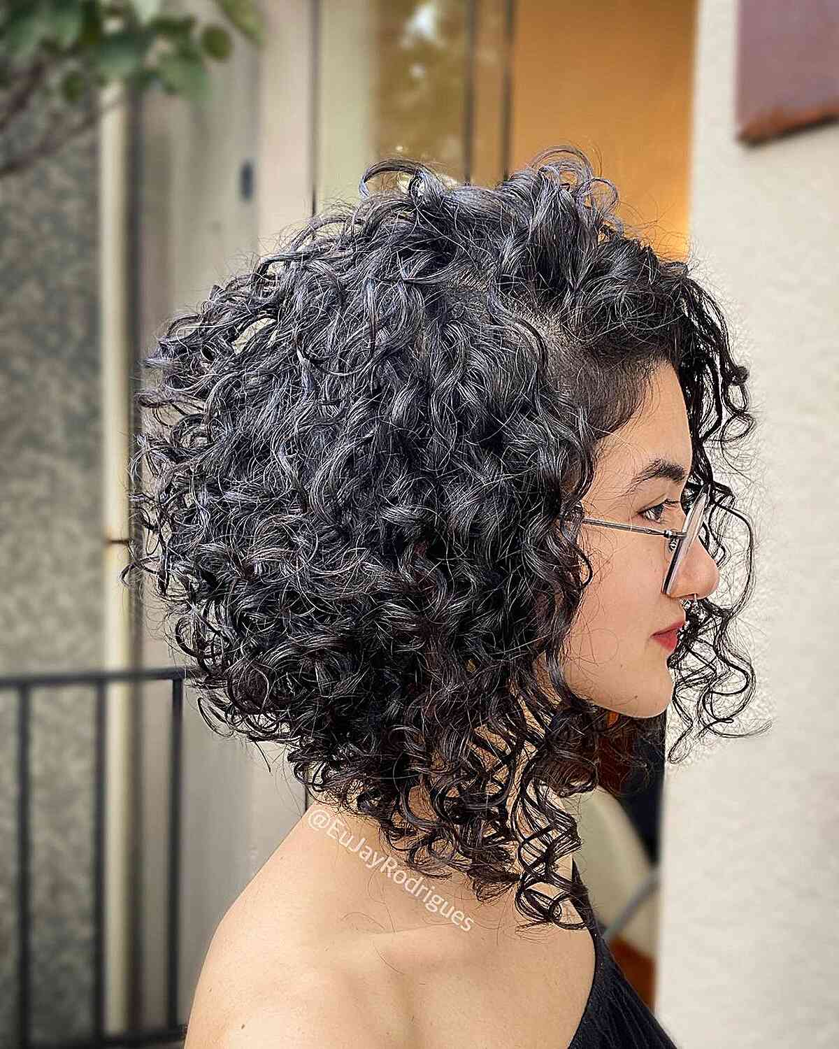 Chic Bob that is Inverted and Curly