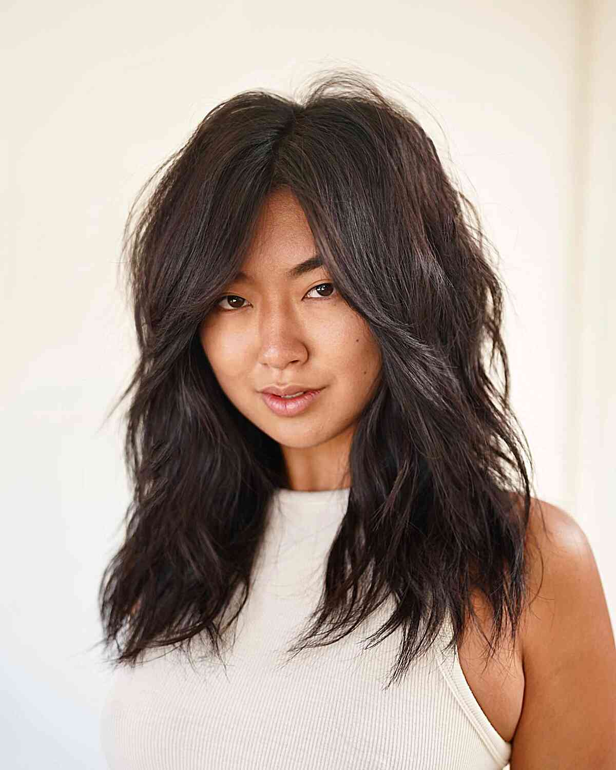 Chic Mid-Length Hairstyles for Round Faces