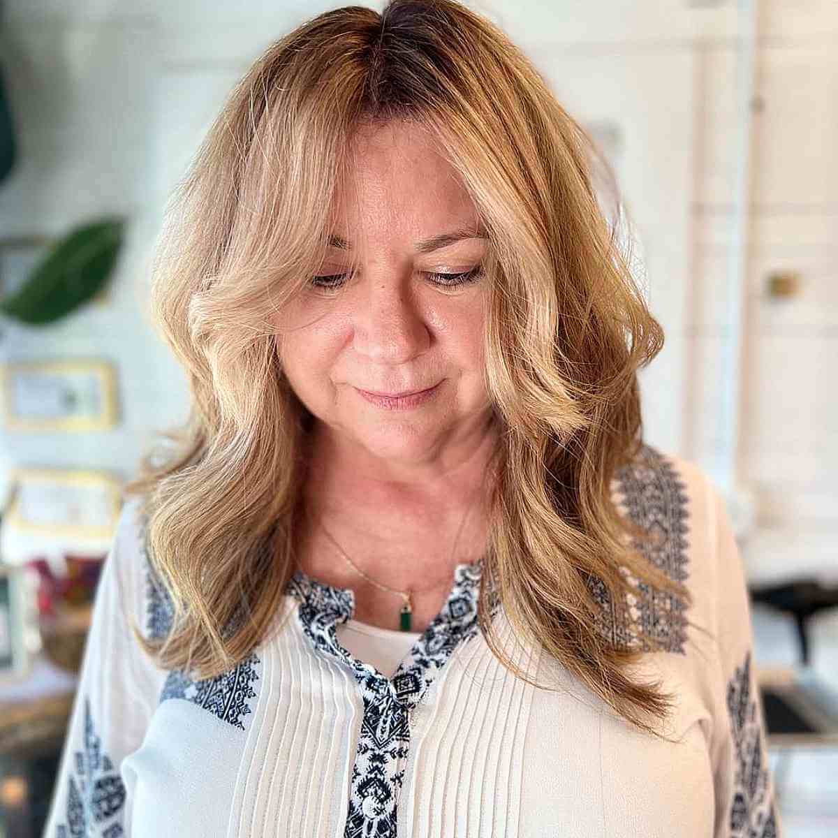 Chic Mid-Length Shag Hairstyle for Summer