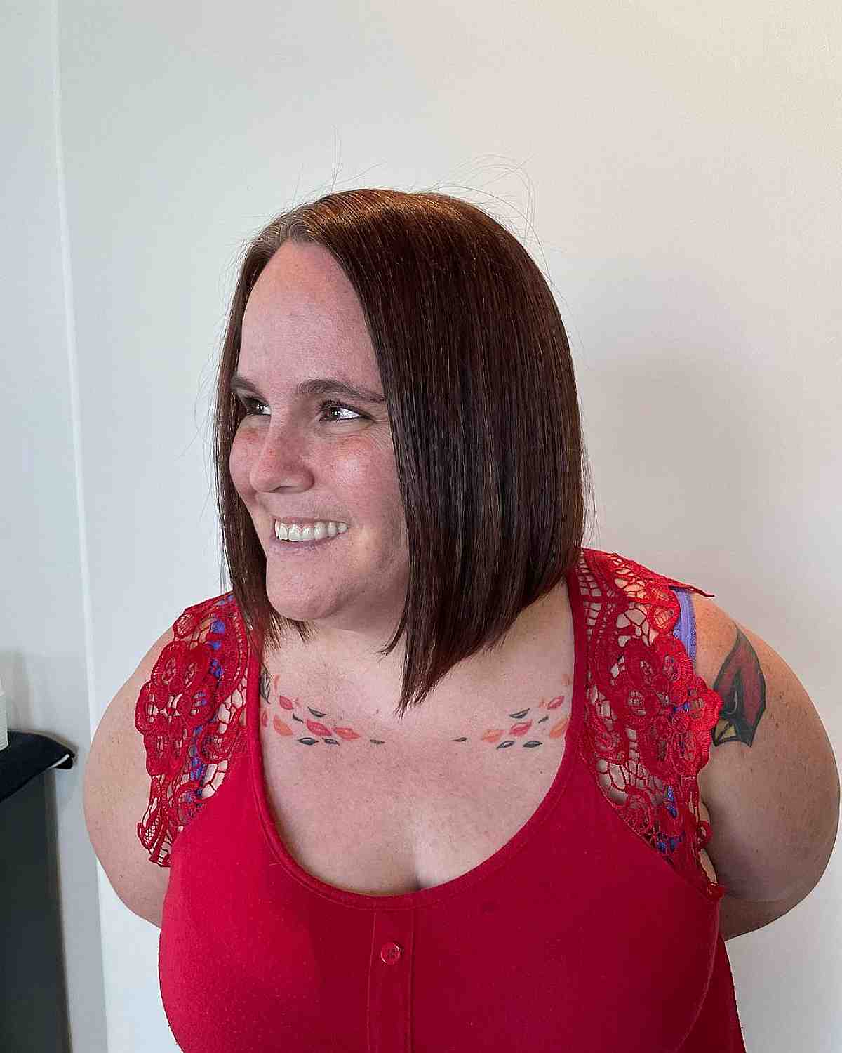 Chic Neck-Length Hairstyle with Blunt Tips for 40-Year-Old Women