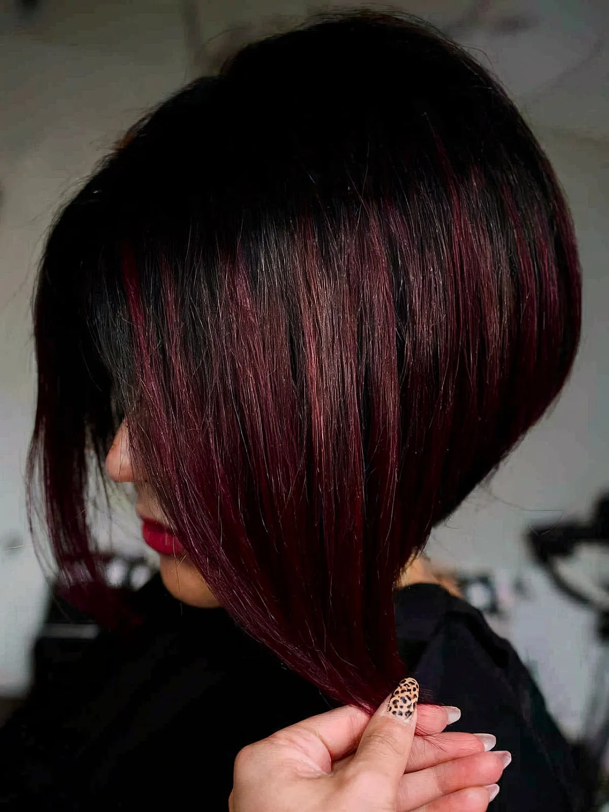 Chic Short Dark Hair with Highlights of Iron Red for the Winter Season