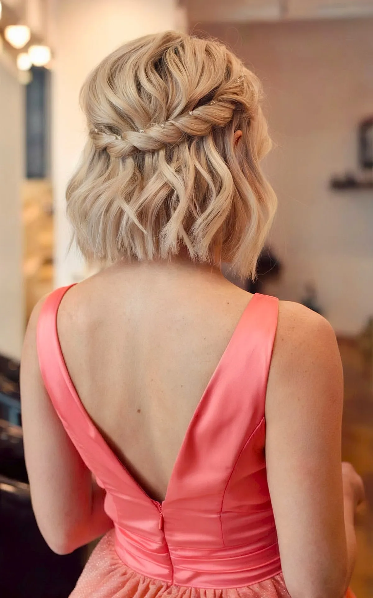 Chic Prom Short-Length Soft Tousled Waves with Twists and Pins