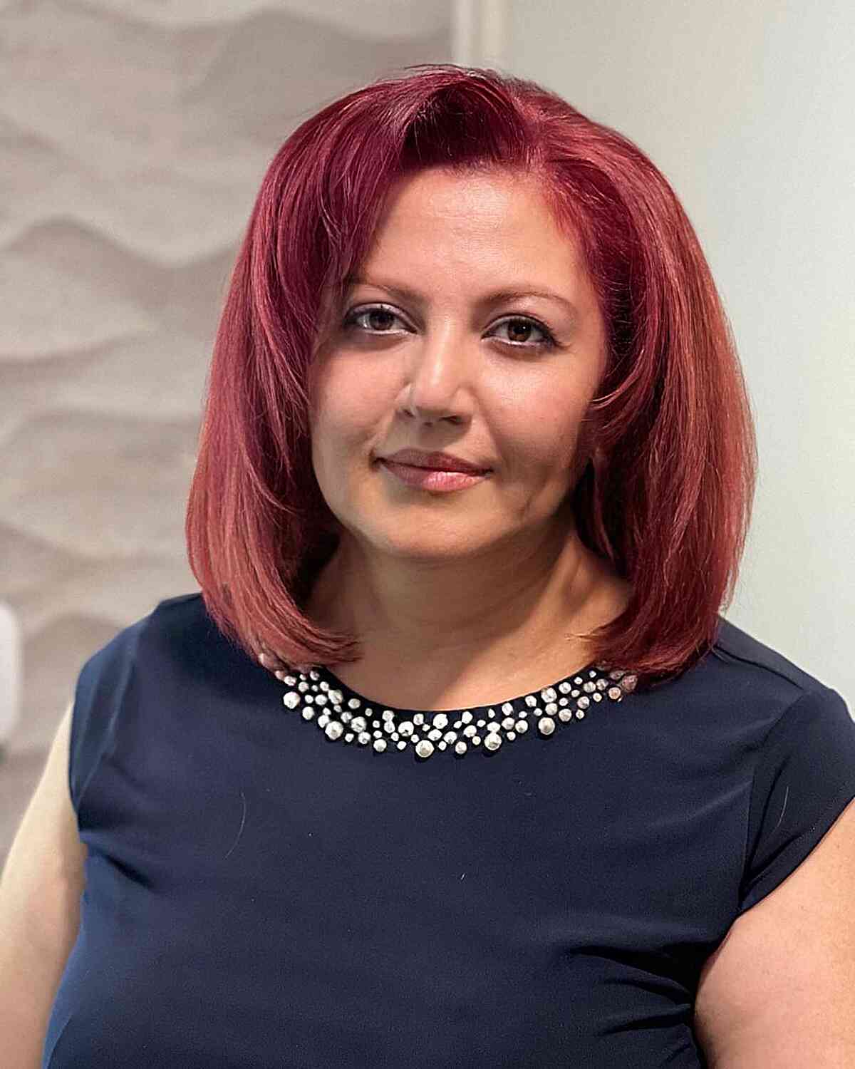 Chic Shoulder-Length Red Lob